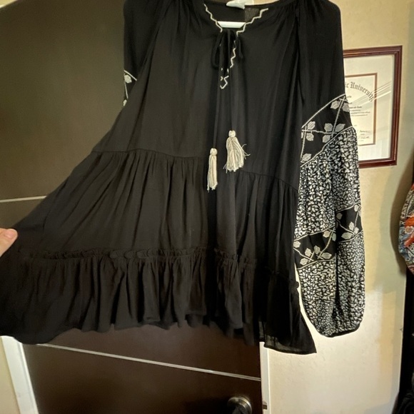 Black Tiered Tunic w/ Tassels & Bubble Sleeve - Picture 9 of 14